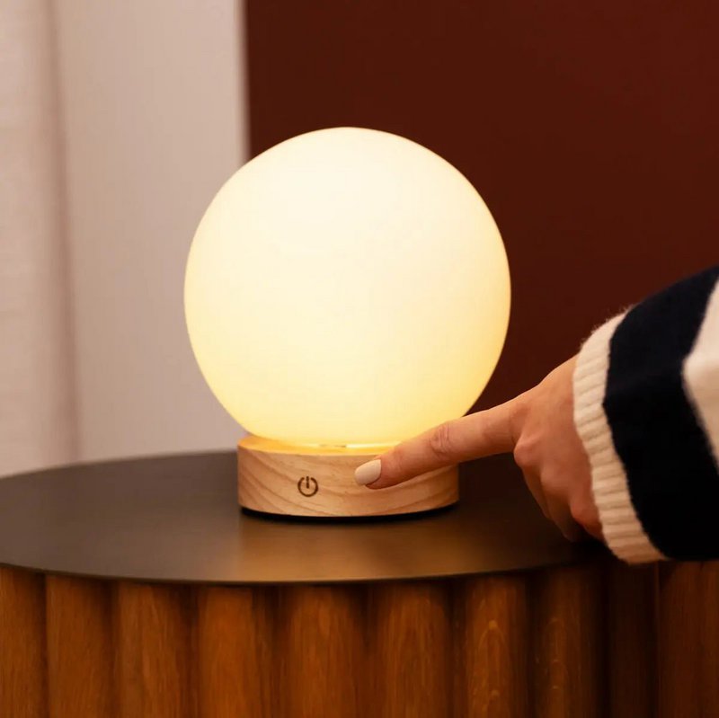 Flore lysebrun genopladelig trælampe