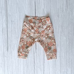  Cuffed leggings with a cheerful floral print, available in sizes 56 to 116 for babies.