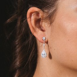 Ovale Silberohrringe und weiße Zirkone
