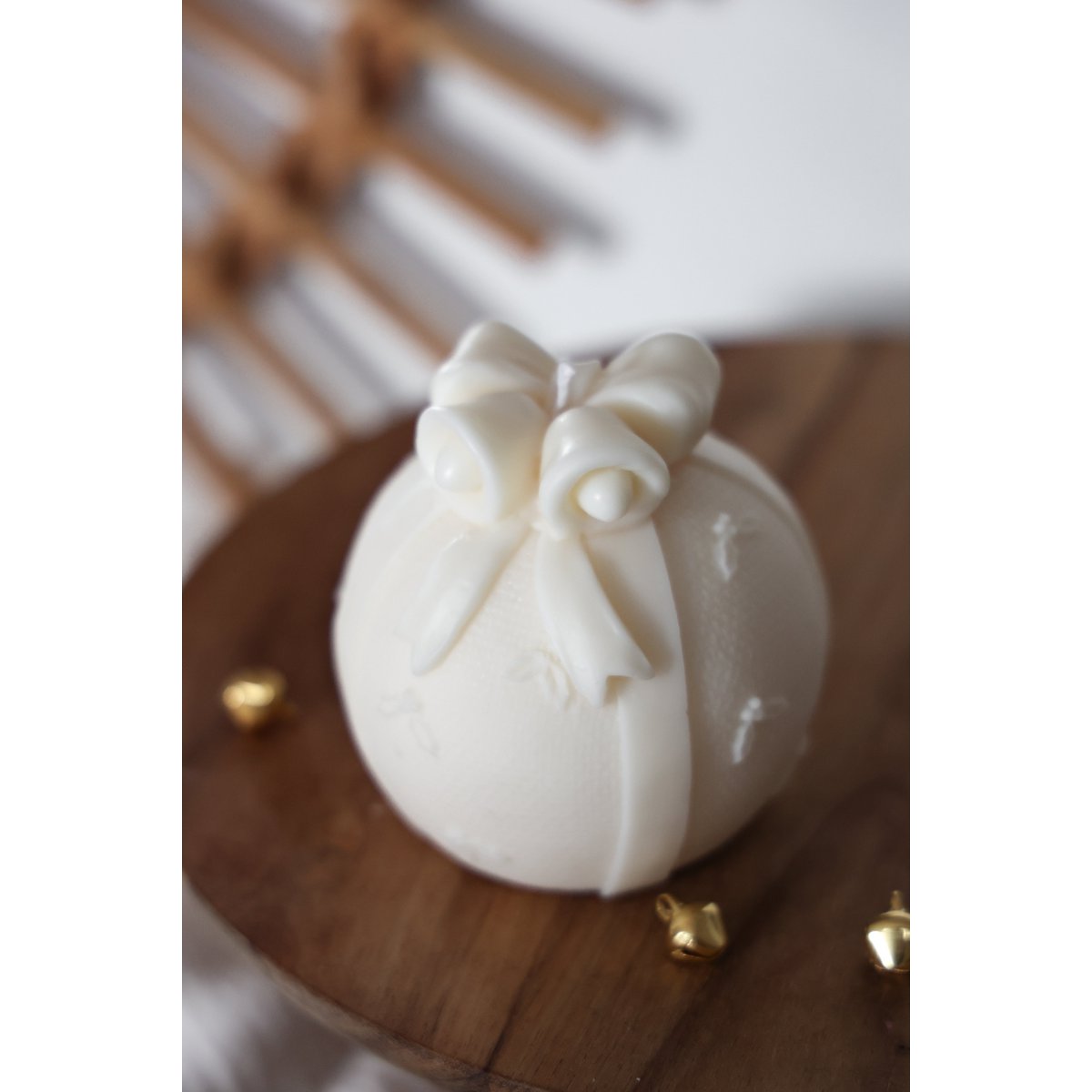 Weihnachtskugel mit Schleife