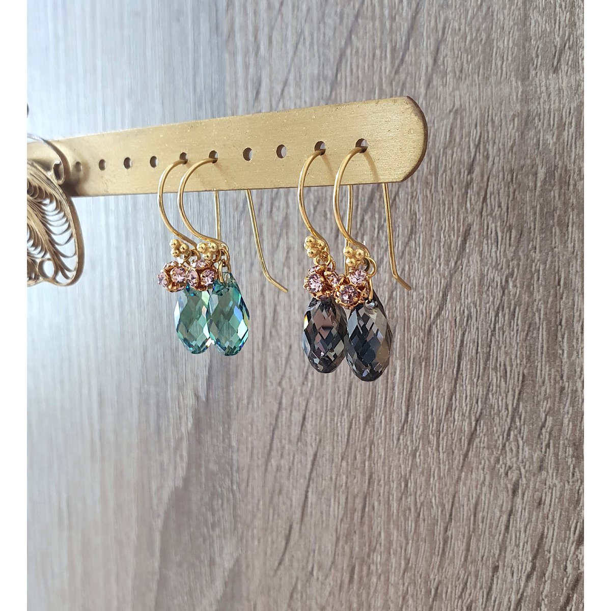 Pendientes bañados en oro de 18 quilates con gotas de cristal "Black Silver Night"