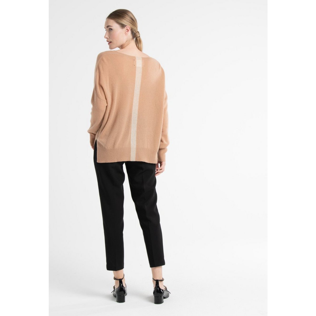 NAMI 23 Maglia scollo a V in cashmere con fascia colore cammello/beige