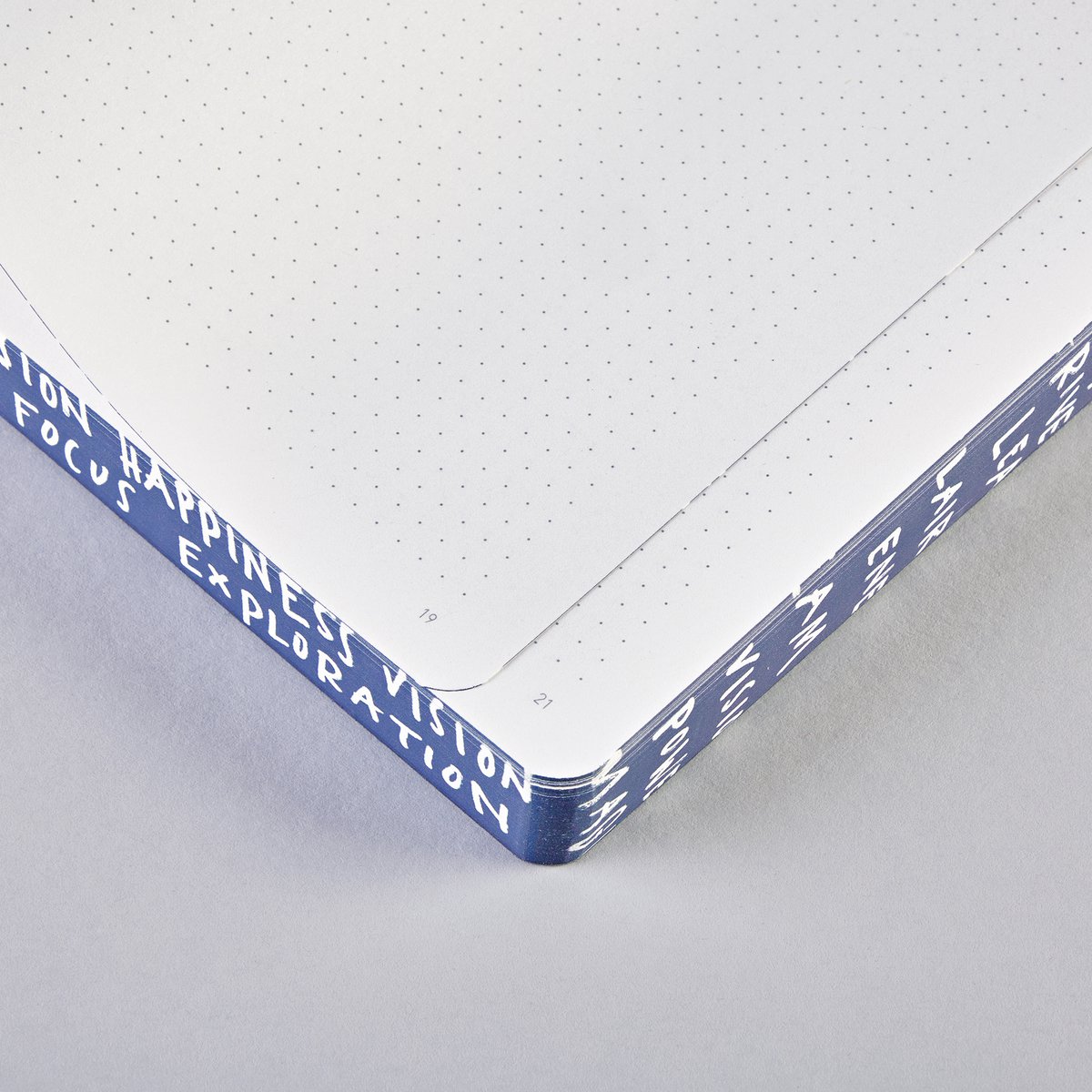 Gry słowne - grafika L | Notatnik A5+ | Dziennik z kropkami | Kropki 3,5mm | 256 ponumerowanych stron | Papier Premium 120g | recyceltes Denim - Materiał | wyprodukowane w Niemczech w sposób zrównoważony