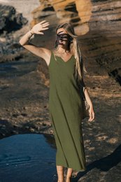 Sleeveless V-neck linen midi dress, available in multiple colors including rose, dusty rose, white, beige, and yellow. Casual summer style.
