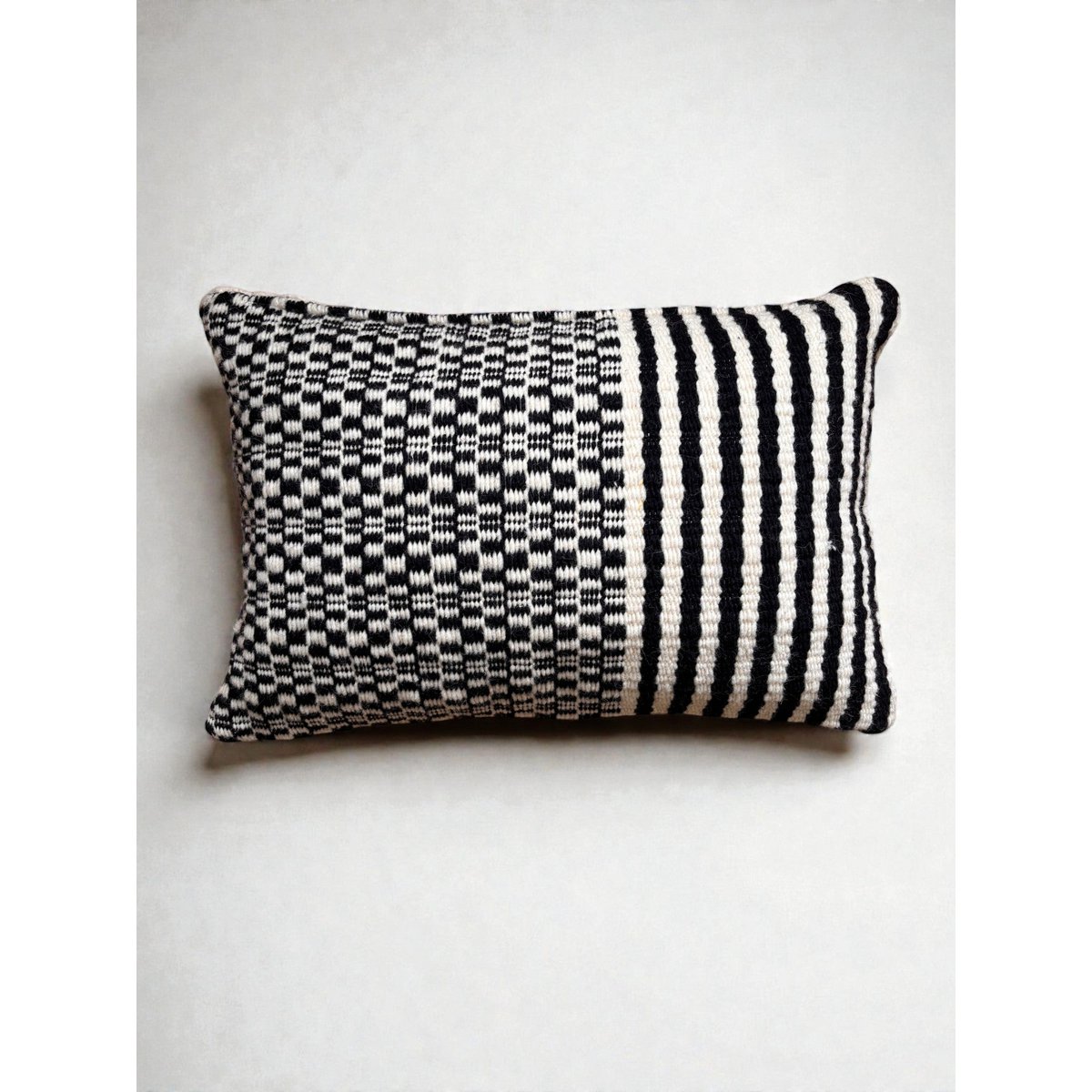 Heritage Line kussen - zwart - 40 x 60 cm
