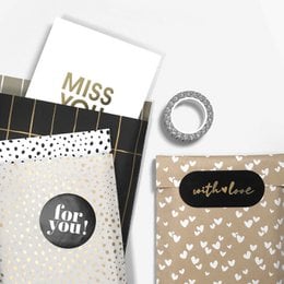 Gift bags in white with gold and green polka dot patterns. Available in two sizes: 17x25cm and 12x19cm.