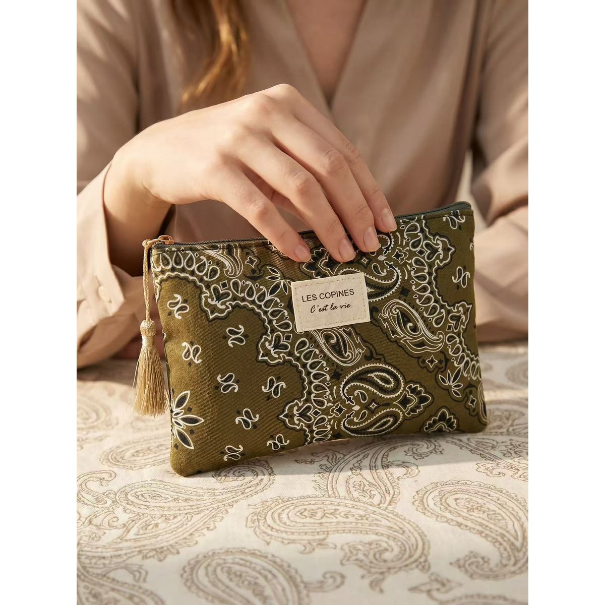 Pochette trousse de toilette 14x20 cm motif paisley inscription Les Copines C’est la vie
