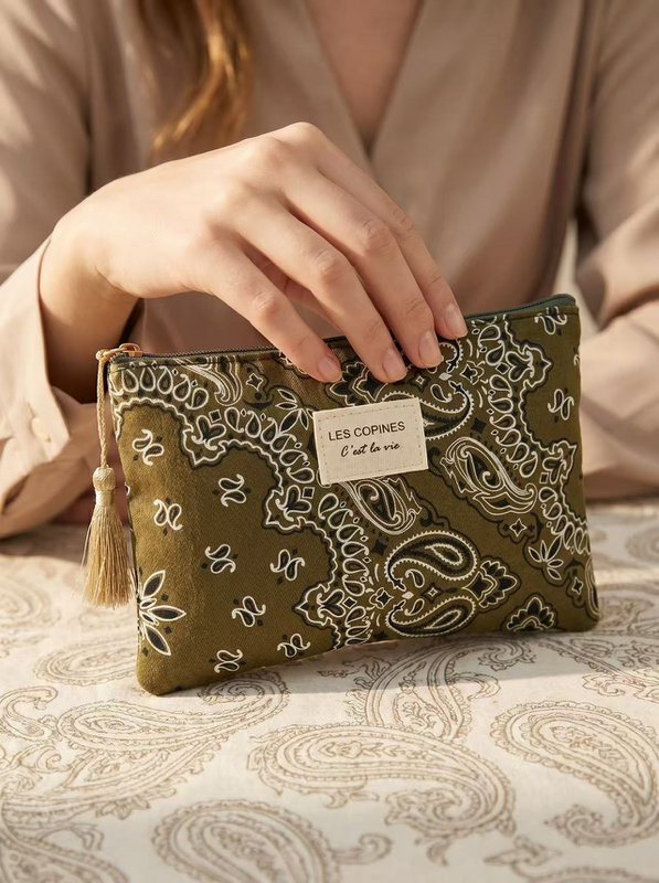 Neceser estuche 14x20 cm estampado paisley inscripción Les Copines C’est la vie