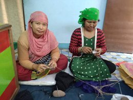 Renifer Luna-Leena ze swetrem z golfem zielonym - 100% miękka wełna - ręcznie gehaakt w Nepalu