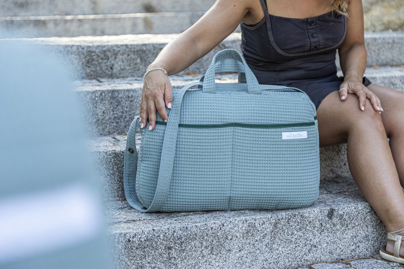 Crossbody maternity bag for baby stroller and hospital. Practical and elegant large capacity organizer bag. Product manufactured in Spain.