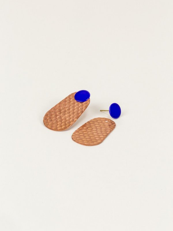 Gehamerde koperen oorbellen met kleine stip in blauwe lak (2 manieren converteerbaar)