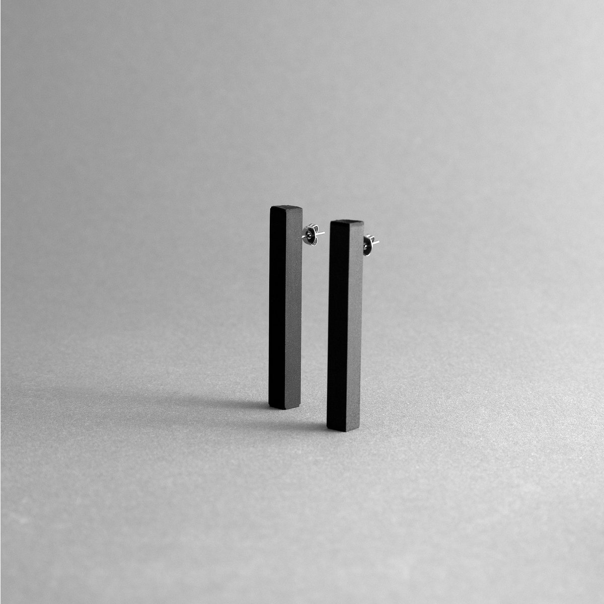 SÄULEN-OHRRINGE – SCHWARZ – Minimaler Schmuck, handgefertigt aus Jesmonit