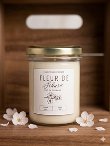 Sakura-Blume gegossene Kerze