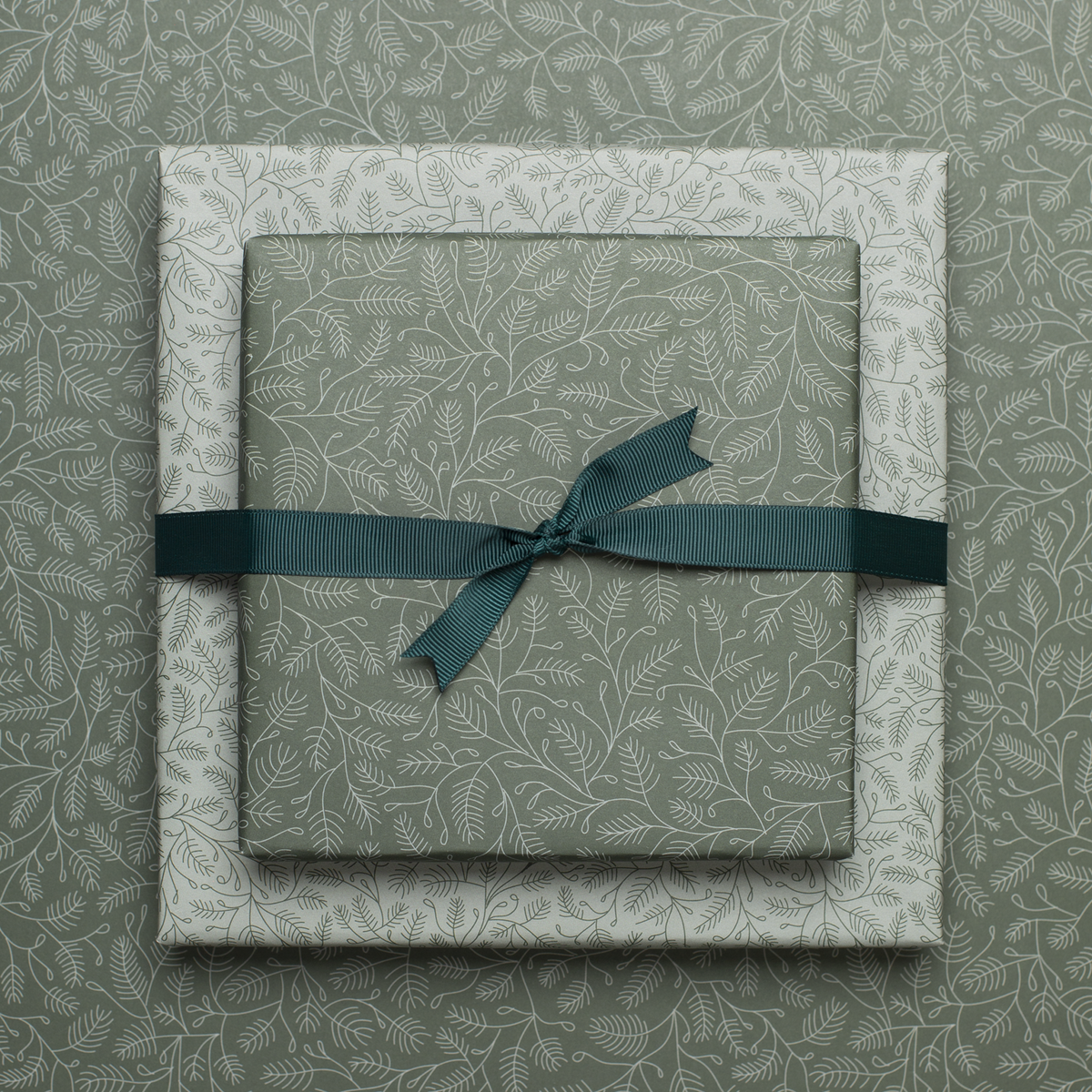 Duurzaam kerstcadeaupapier groen, inpakpapier dennentakken in mint en groen - dubbelzijdig inpakpapier gemaakt van 100% gerecycled papier