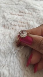 Tabby - Solitaire jubilæums ring i krystalguld