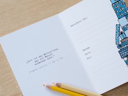 Vouwkaarttijd in plaats van spullen, stapel cadeautjes wit