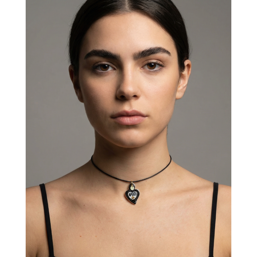 Charms - Porcelanowy wisiorek Amati z czarnym sercem