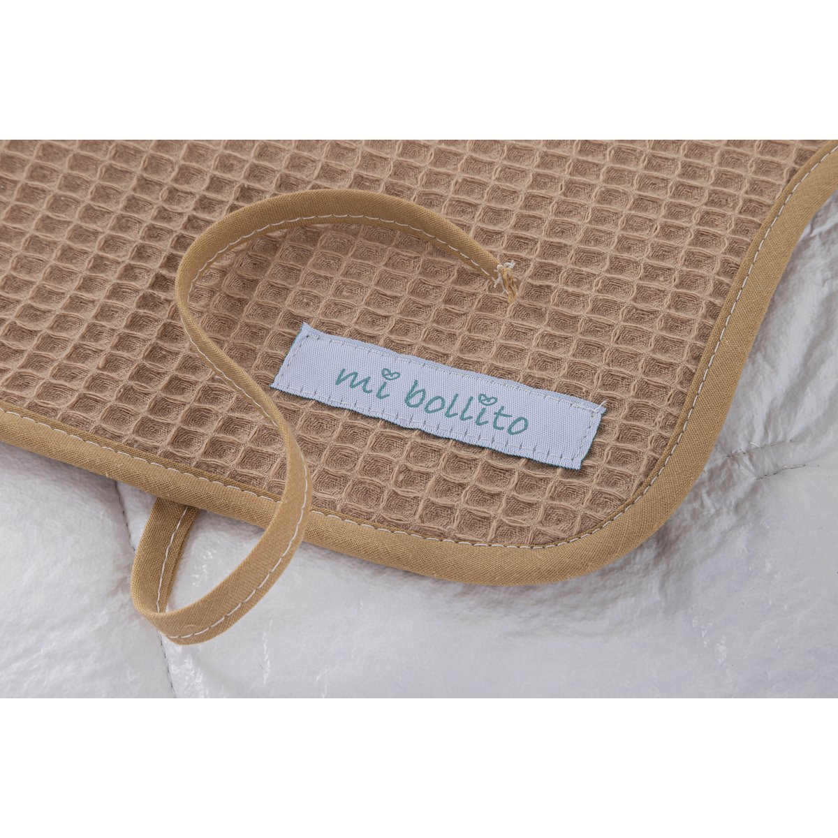Portable, foldable and waterproof baby changing mat. 100% waffle cotton fabric. Easy to store in the mother's bag. Ideal for a newborn gift.