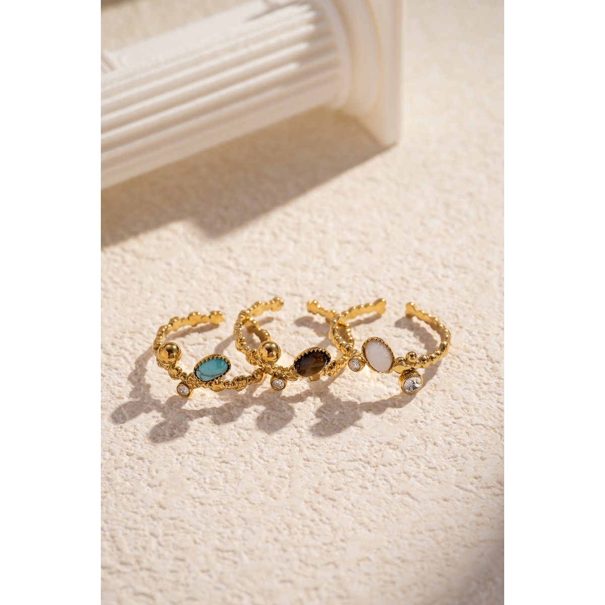 Verstelbare gouden stalen ring met ovale steen en strass