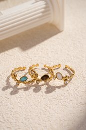 Verstelbare gouden stalen ring met ovale steen en strass