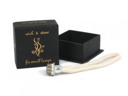 Replacement wicks for essential oil diffusers. Includes 2 cotton wicks in a black box with gold text.