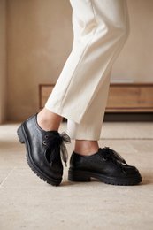 ODDA CZARNE – Buty Wallabee na grubej podeszwie z tiulowymi sznurowadłami