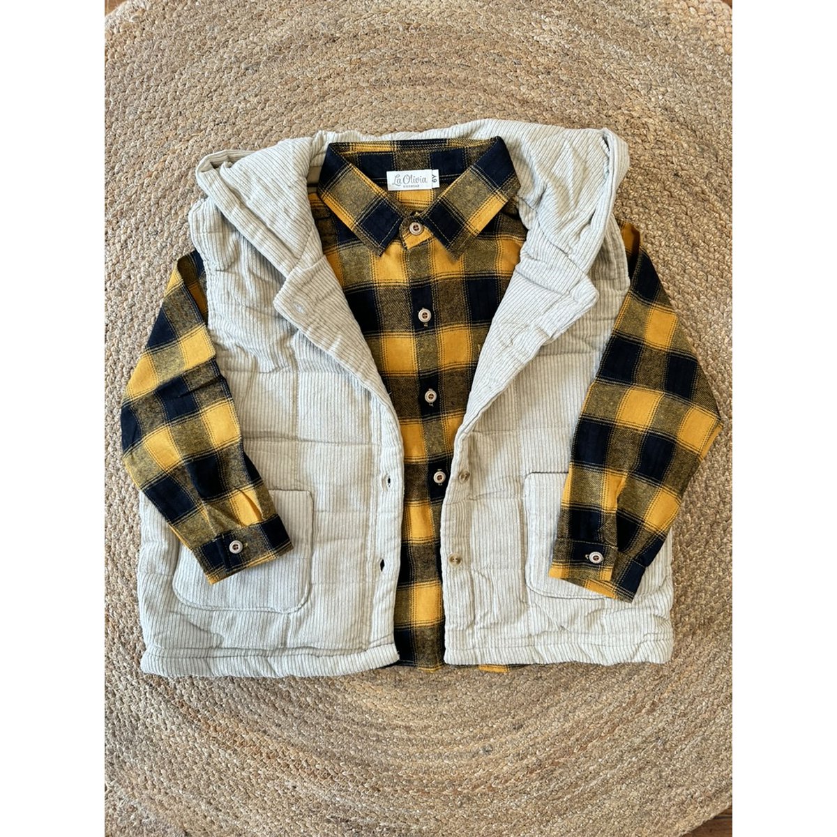 Ragazzo felice con la camicia