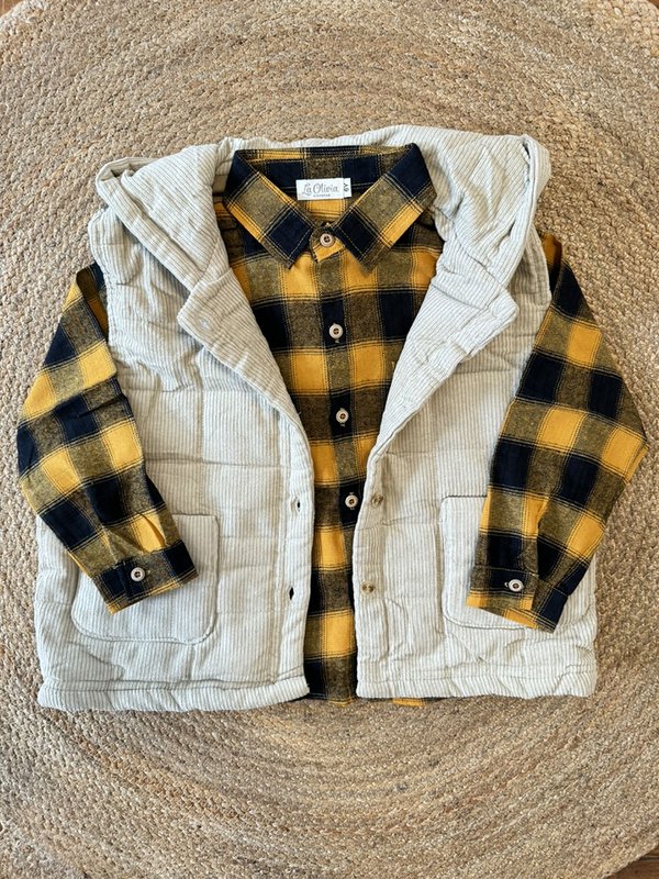 Garçon chemise heureux