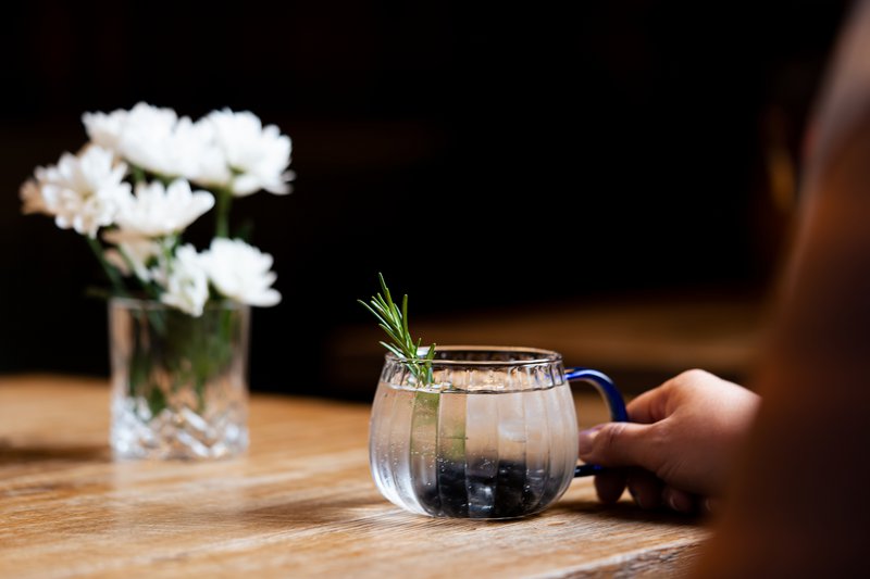 SÆT med 2 vægglas med blåt håndtag 350ml TULIP 1180