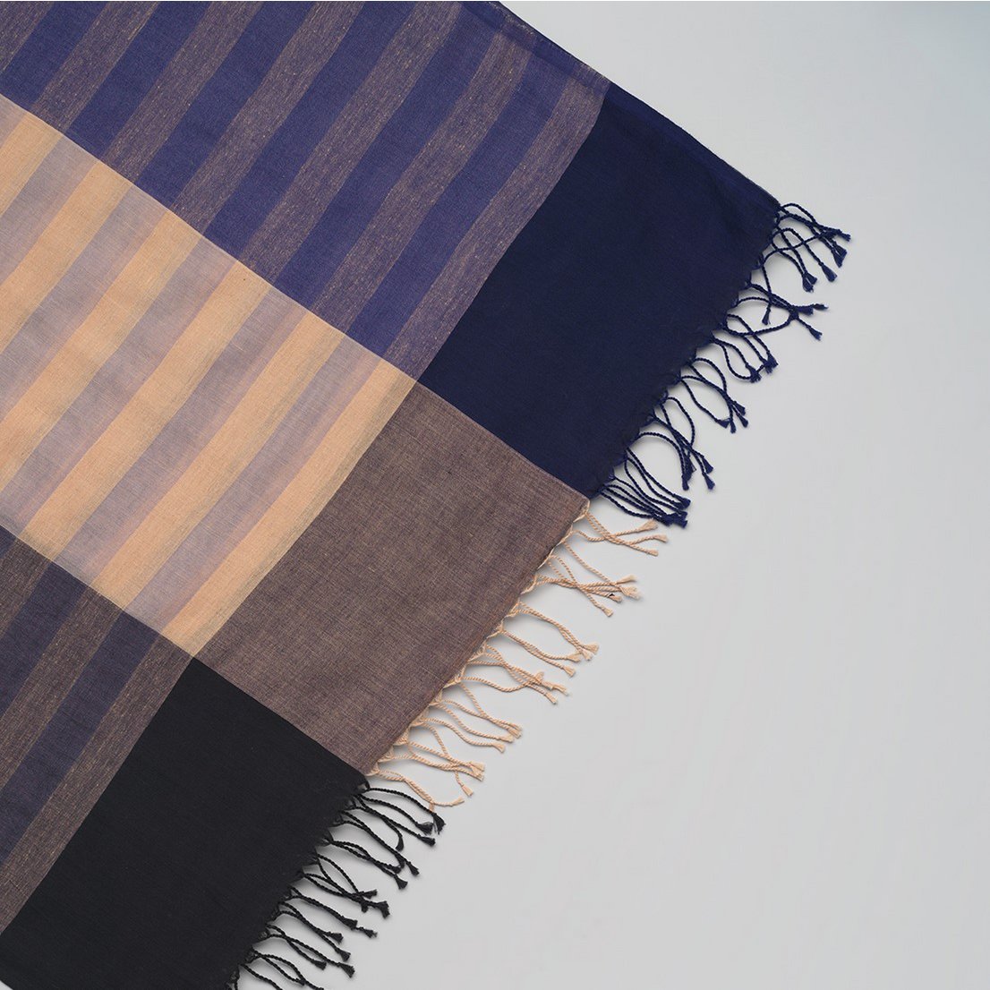 Pañuelo suave de algodón tejido a mano gris-negro-nude pequeños bloques y rayas