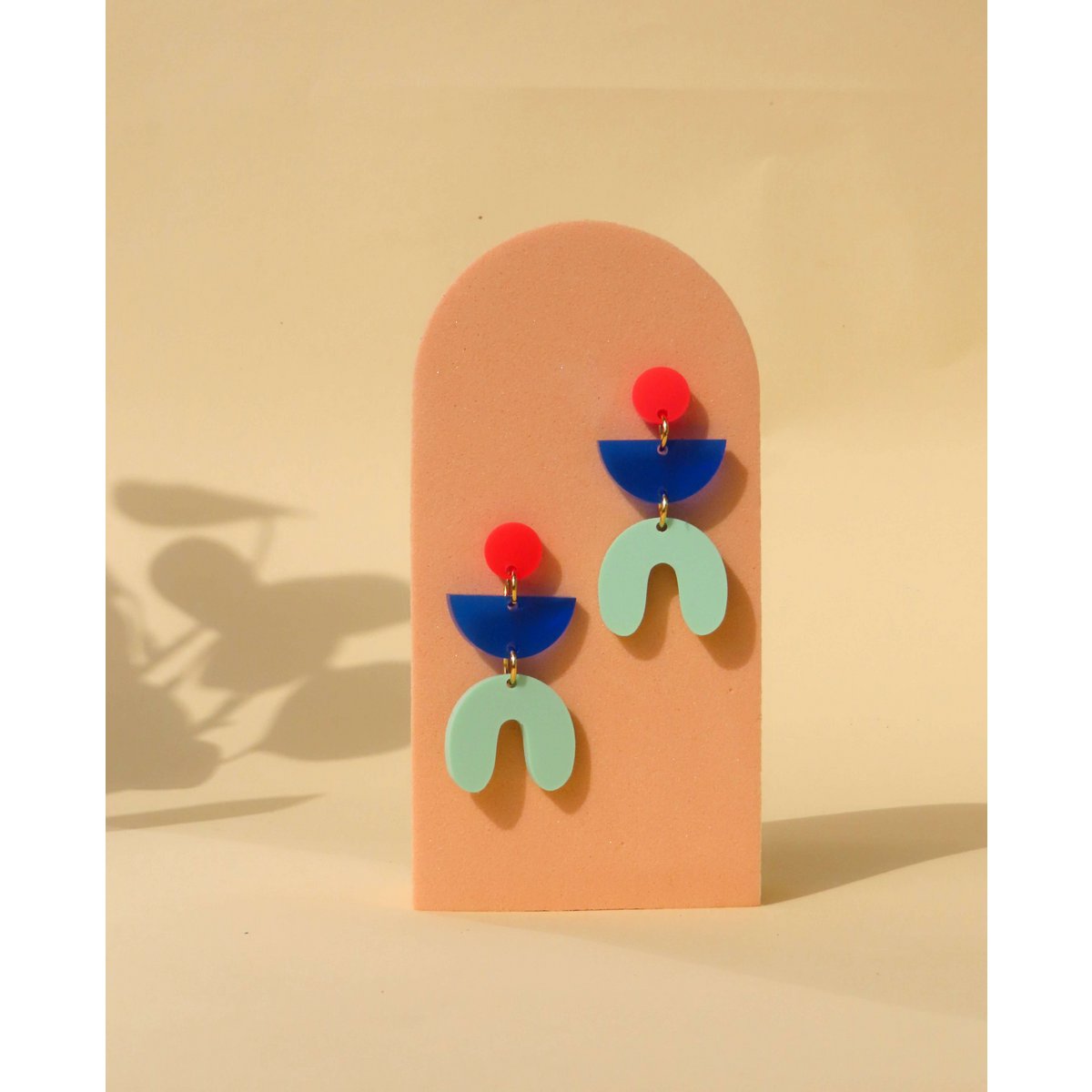 Pendientes llamativos Josie en rojo fuego, azul tinta y verde claro