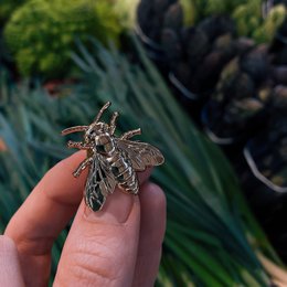 Golden Metal Pin "Bee"