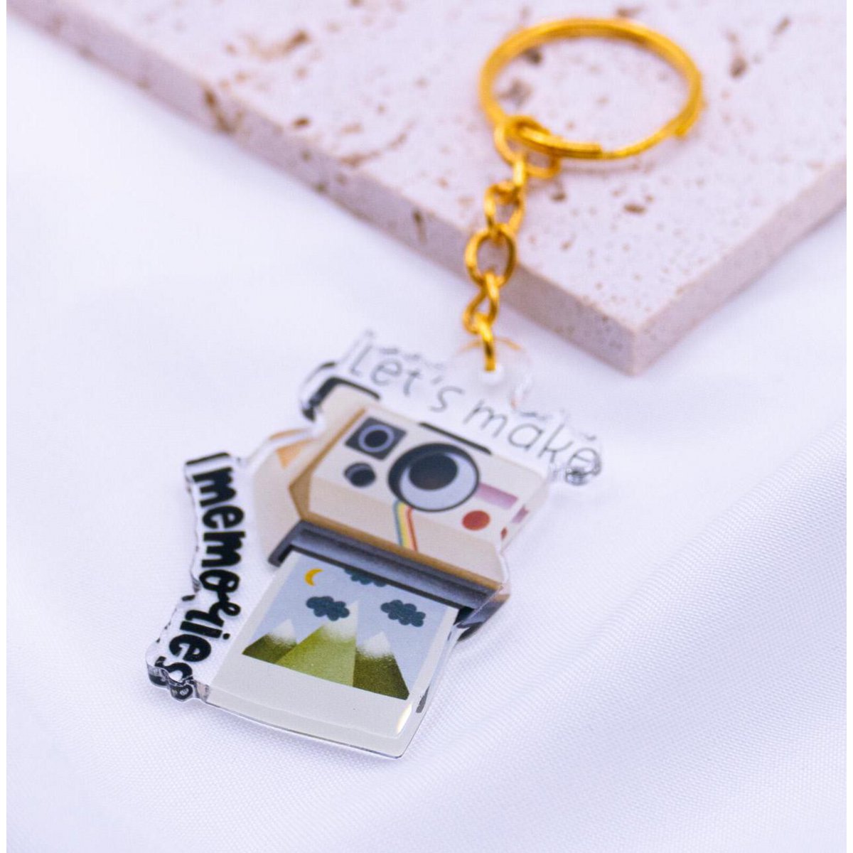 Nøglering Polaroid kamera "Let's make memories" lavet af akryl - gave rejse nøglering