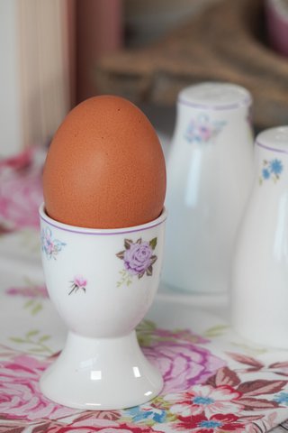Porcelain egg holder Flora Isabelle Rose