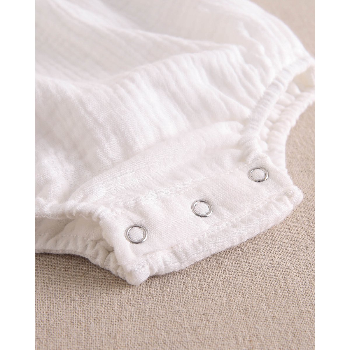 Weißer Chiffon-Baby-Strampler der weißen Baby Jungen mit Rüschenkragen M92-21510134