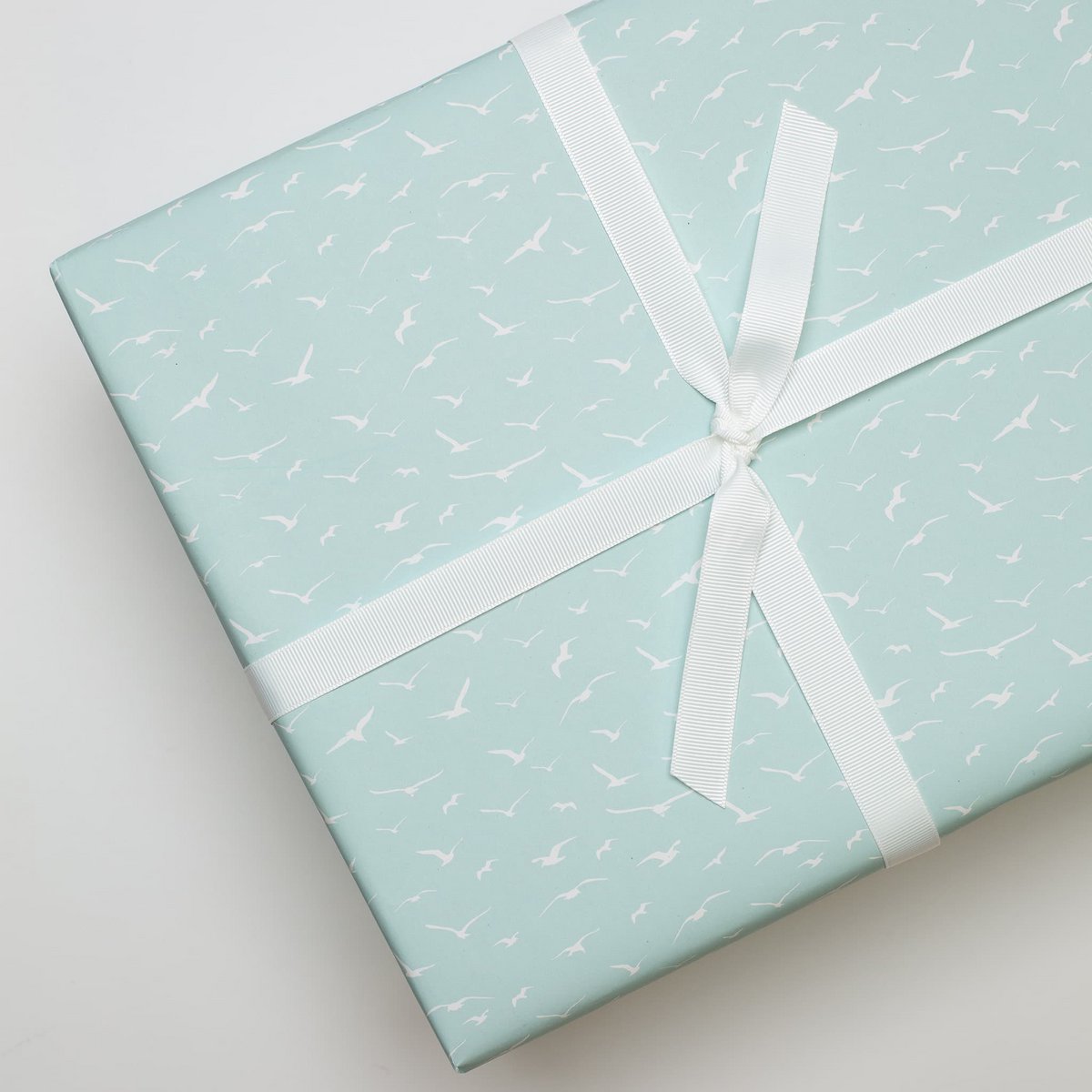 Vögelpappapier Mint - Maritiem inpakpapier met meeuwen, als een geschenkverpakking voor de bruiloft, voor geboorte of doop