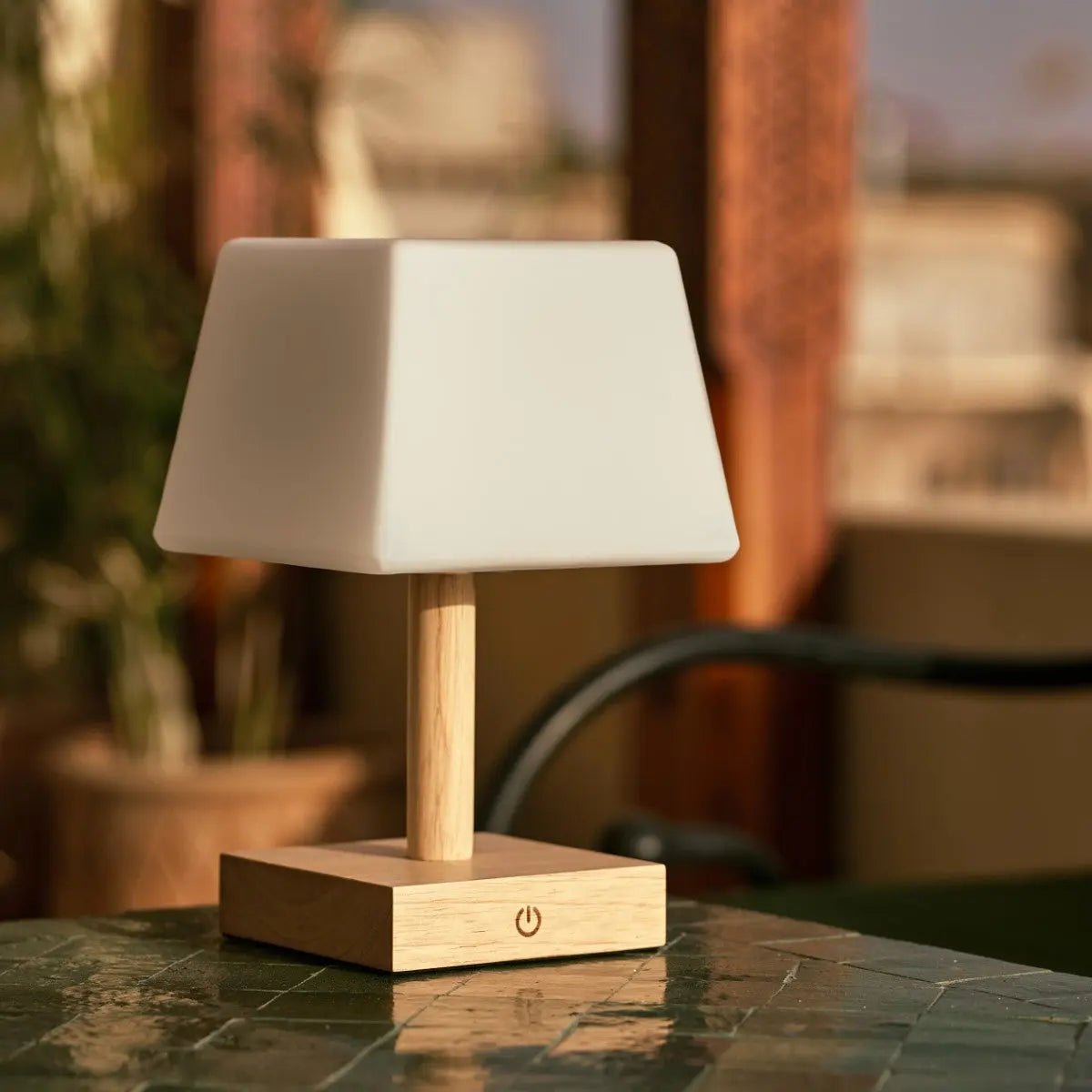 Lampada da tavolo ricaricabile Tommy in legno marrone chiaro