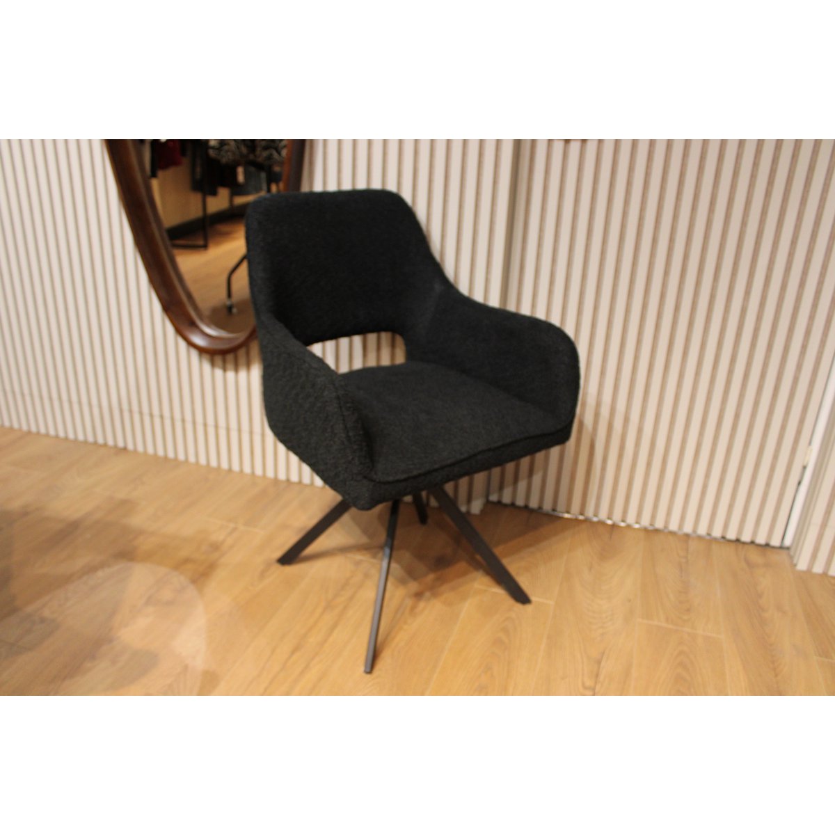 Spisestuestol Nova 360 grader drejelig Chenille Sort