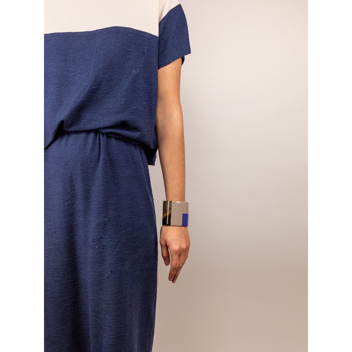Manchette laquée bleu indigo et café crème