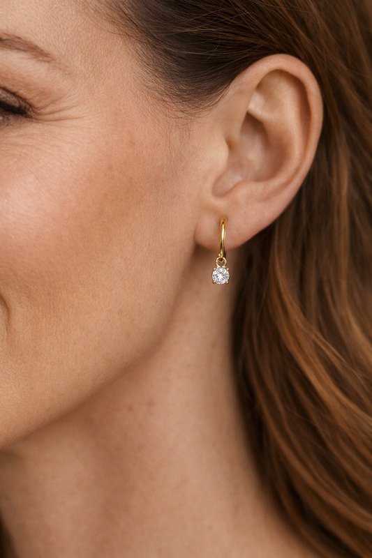 Cathie – Huggie øreringe med zirconia vedhæng – forgyldt