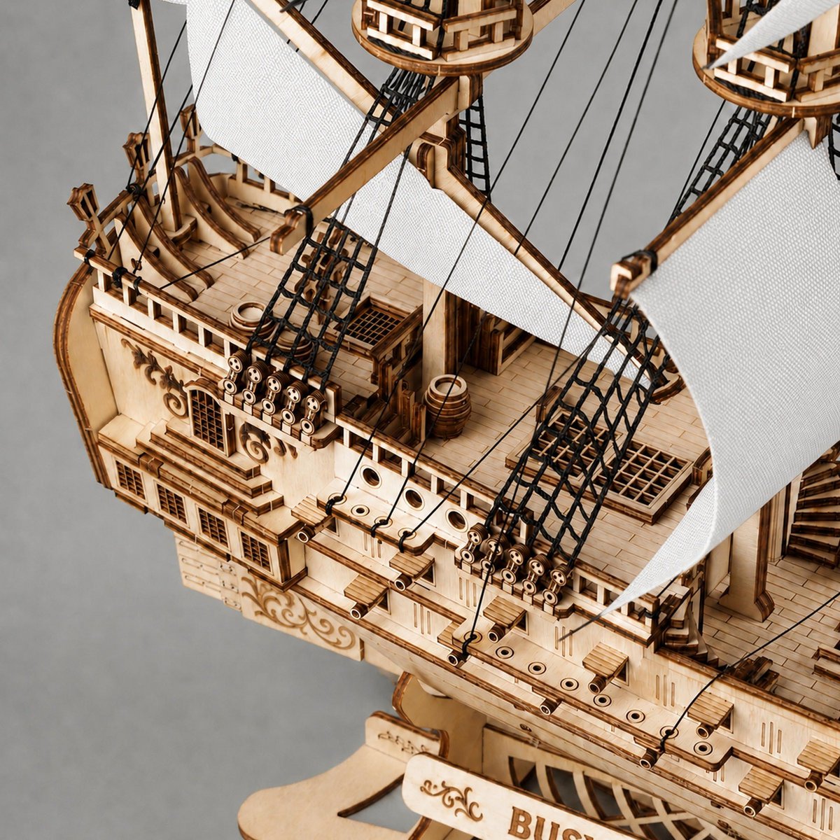 Galeone aus Holz mit LED-Beleuchtung – 3D-Holzpuzzle 583 Teile, Schiffsmodell mit Segeln und Takelage, Modellbausatz ab 12