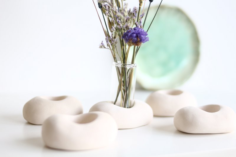 Glasvase mit Keramikhalter und Trockenblumen