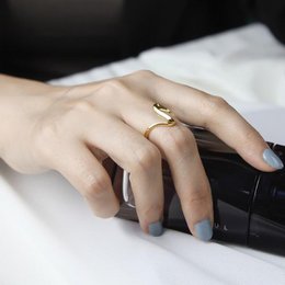Anillo minimalista con ondas de latidos del corazón