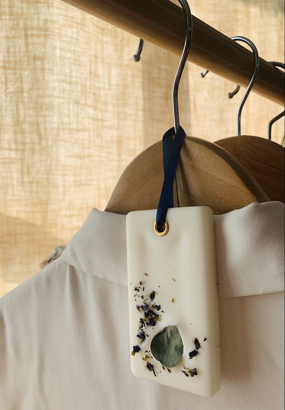 Sæt med 3 violette og hvide blomsterduftende suspensioner