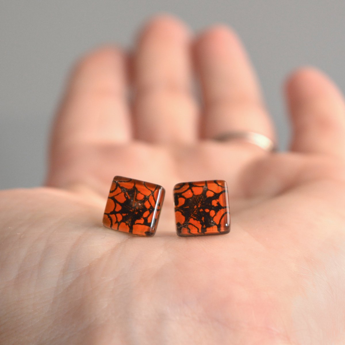 Leuke oorbellen met spinnenwebknopen, oranje kleur, gerecycled glas en sterling zilver