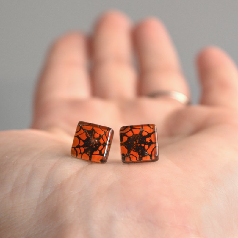 Divertenti orecchini a bottone a ragnatela, colore arancione, vetro riciclato e argento sterling