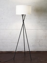 GULVLAMPE UPTOWN SORT M/HVID