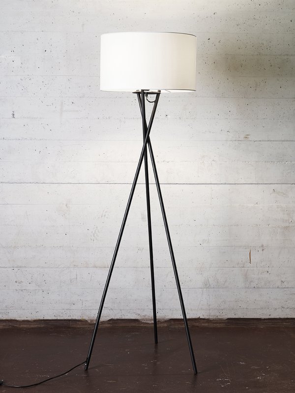 GULVLAMPE UPTOWN SORT M/HVID