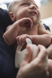 Juguete de agarre con sonajero para bebés “cerca del corazón” | sonajero de madera | Juguetes para bebés hechos con madera regional | sonajero bebe | Juguete sonoro a partir de 1 año | 100% Hecho en Alemania