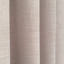 Cortina translúcida confeccionada cinta multifunción (cinta fruncidora o pasabarras). Visillos de calidad fabricados con materiales reciclados. Color gris. Cortinas para salón, dormitorio y cocina.